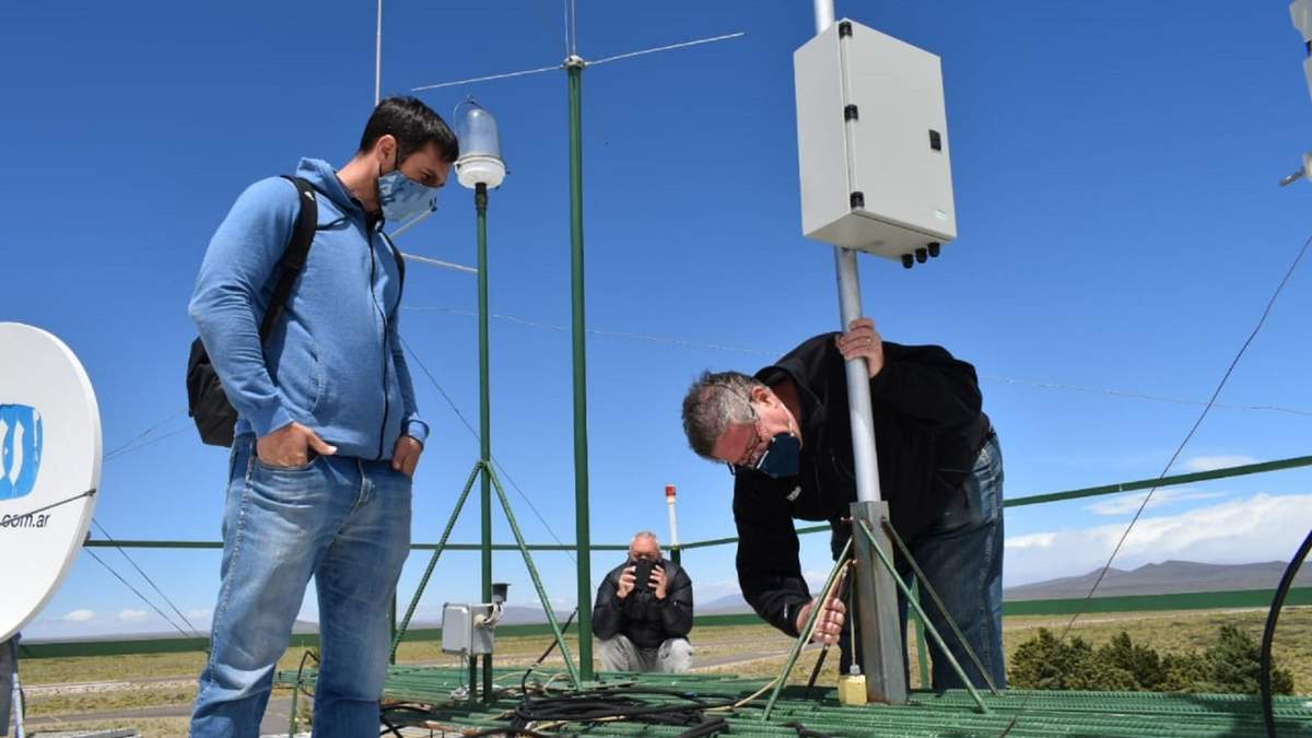Personal técnico instalando la central meteorológica. Fuente: (Twitter)