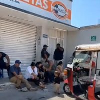 Mototaxistas de Juchitán retienen a empleados de tienda de motocicletas