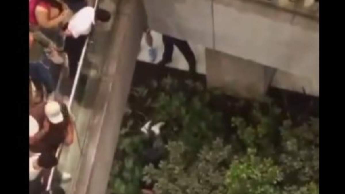 La gente mira al hombre que cayó en plaza Las Antenas