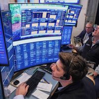 Caen acciones en Wall Street; S&P 500 baja 2.6% tras un informe de empleo sólido