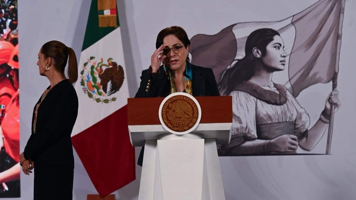 Laura Velázquez en la conferencia de Claudia Sheinbaum