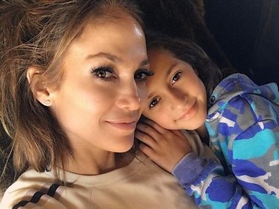 Emme es el clon de Jennifer Lopez y esta foto lo prueba. ¡Talento innato y belleza inigualable!