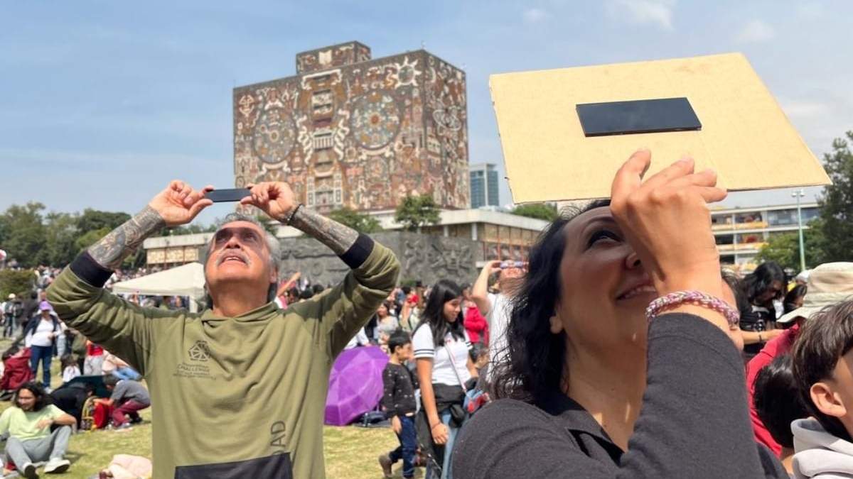 Observación del eclipse en Ciudad Universitaria