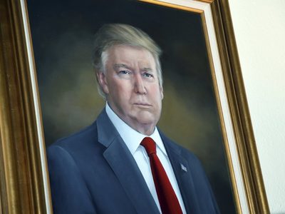 “Deliberadamente distorsionado”: Trump se queja de retrato y lo retiran