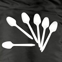Con las cucharitas plásticas que siempre tirás, armá este portavelas estilo vintage para tu habitación