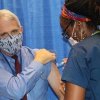 Fauci espera seguir al frente de la lucha contra el covid-19 con Biden