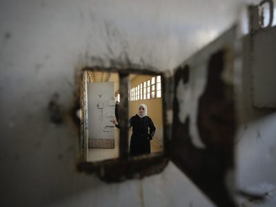 Miles de personas buscan sin éxito a sus seres queridos en la prisión más atroz de Siria