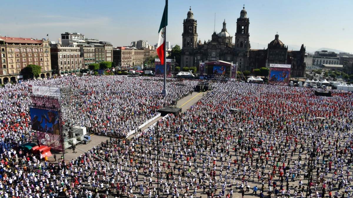Clase masiva de box en el Zócalo capitalino