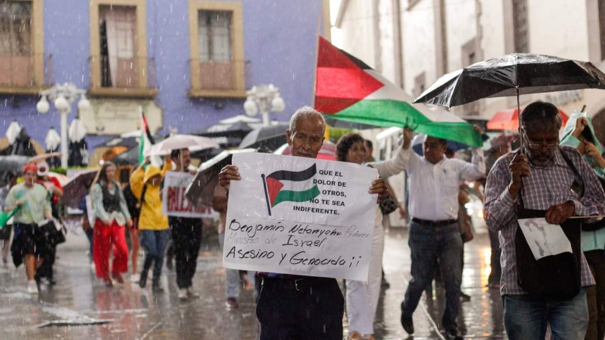 A pesar de la lluvia, el contingente avanzó por las principales calles hasta llegar al centro histórico de Cuernavaca. Morelos