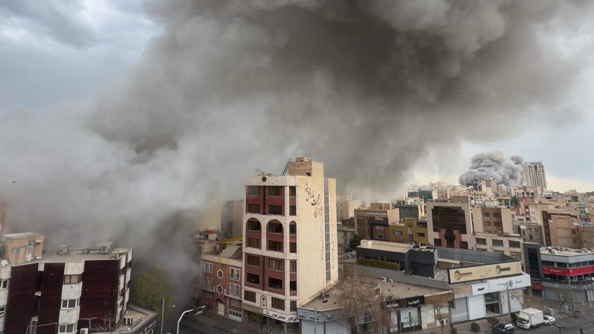 Columnas de humo de dos ataques simultáneos se elevan sobre Teherán, Irán, el lunes 2 de marzo de 2026