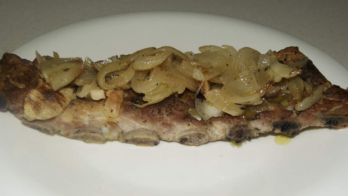 Costillitas de cerdo con cebolla caramelizada. Fuente: (X)