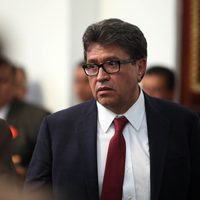 Monreal acusa a telefónicas y cableras de falsificar documentos para intervenir calles