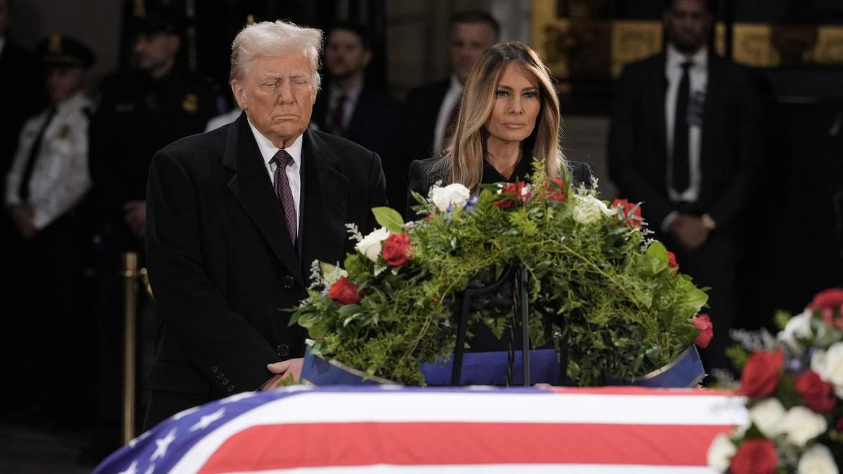 El presidente electo Donald Trump y su esposa, Melania Trump, frente al féretro del expresidente Jimmy Carter