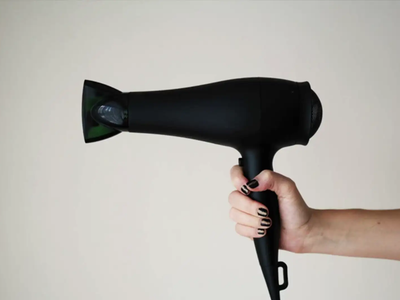En minutos y de forma segura: el truco para limpiar y dejar tu secador de pelo como si fuera nuevo