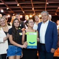 Beneficiarios de la ciudad de Neuquén recibieron las escrituras de sus viviendas