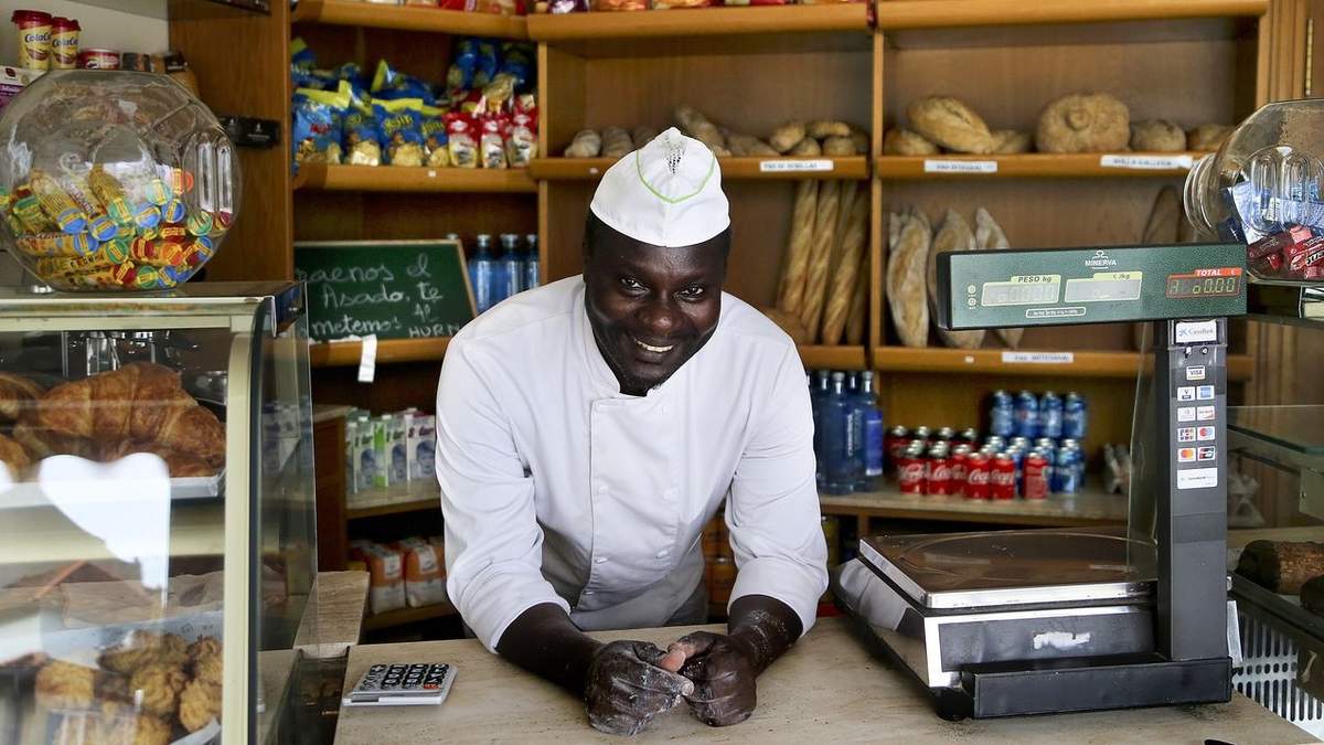Senegalés abre panadería en España en pandemia. Fuente: (Instagram)