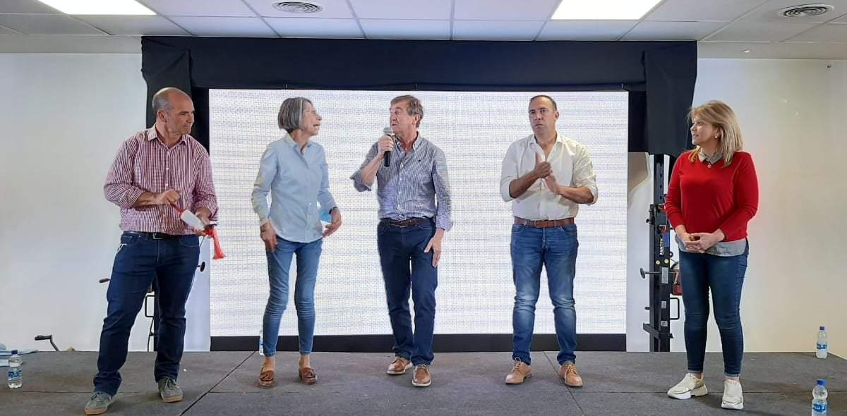 Miembros de Juntos por el Cambio celebran el resultado de las elecciones. Fuente: (Twitter)