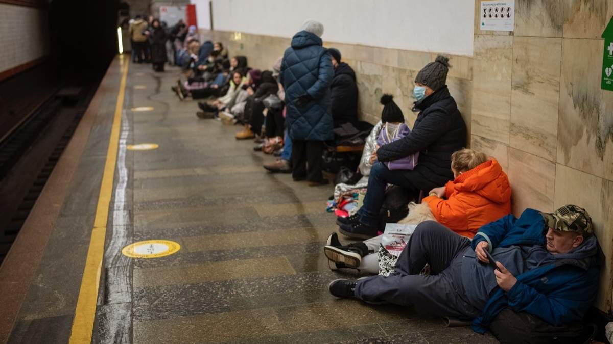 Habitantes de Kiev refugiados en andenes del metro