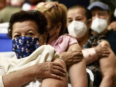 Anticuerpos neutralizantes contra Ómicron aumentan 10 veces tras tercera dosis en mayores de 65 años