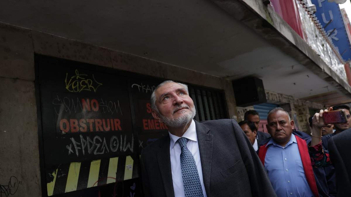 Adán Augusto López camina por el Centro Histórico