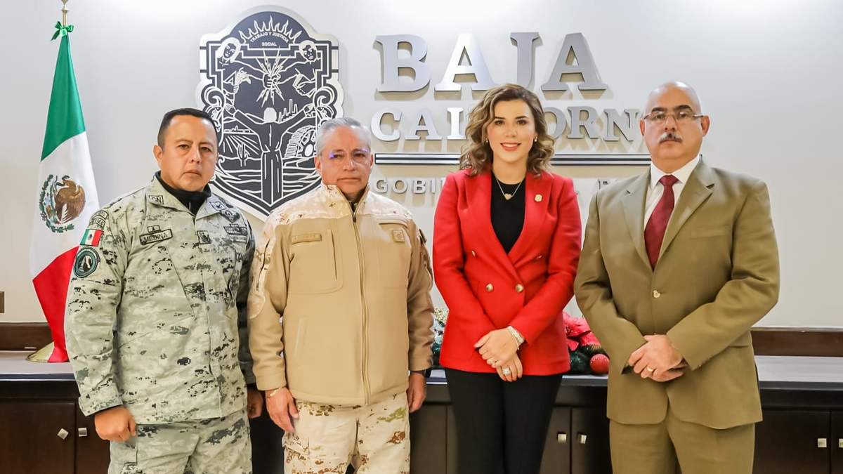 El general Gilberto Landeros Briseño, la gobernadora Mariana del Pilar Ávila Olmeda y el general Leopoldo Aguilar Durán