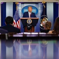 Sin pruebas, Trump denuncia que los demócratas intentan robarle la elección