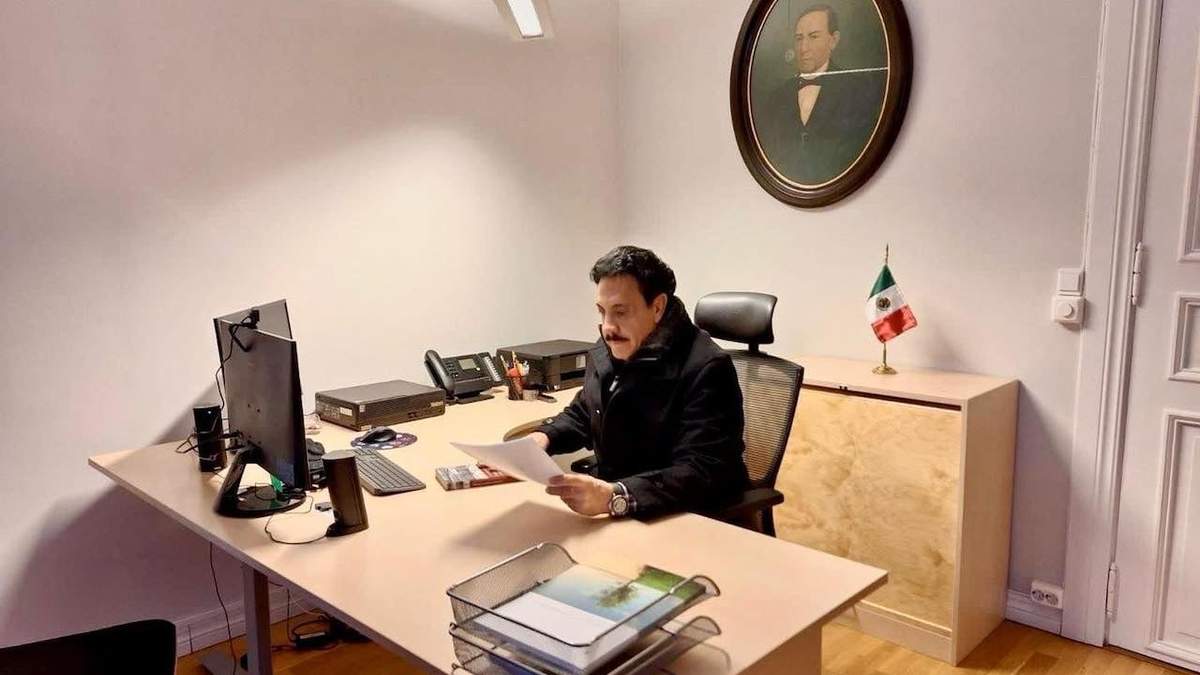En su escritorio