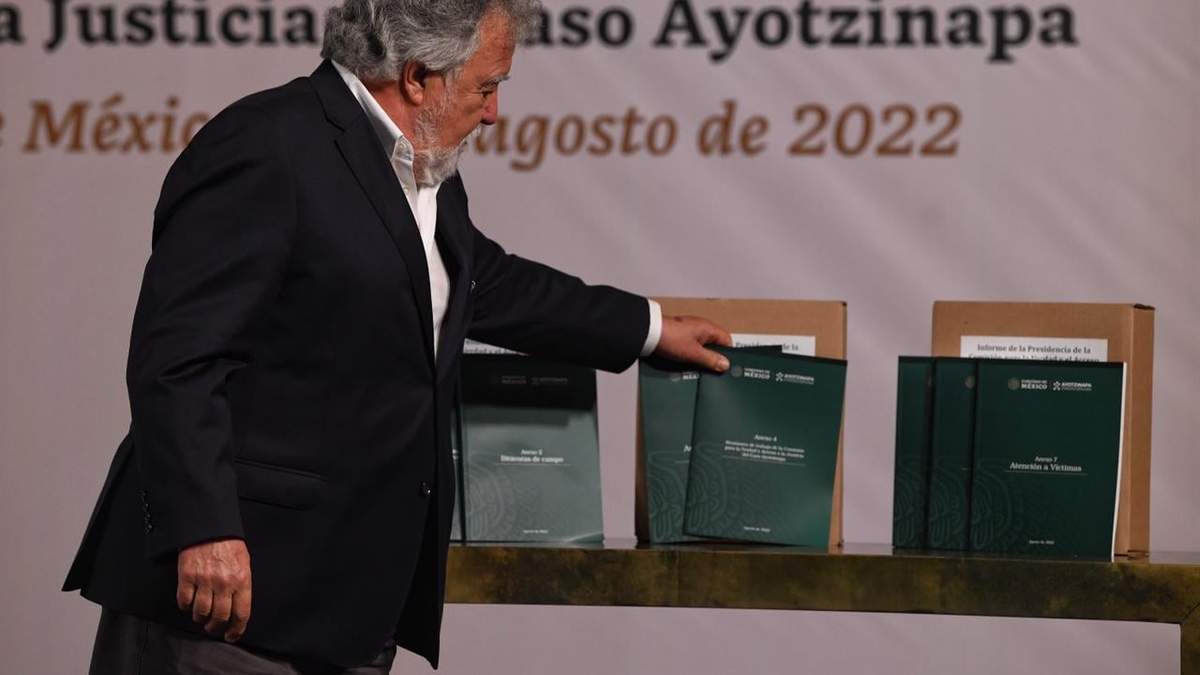 Encinas junto al informe