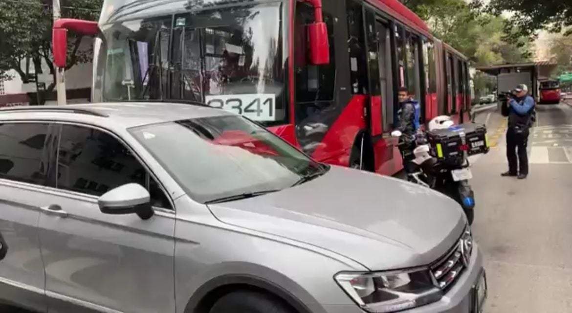 Percance entre el Metrobús y el auto privado