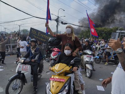 Manifestantes incendian edificios en Nepal durante protesta contra prohibición de redes (Video)