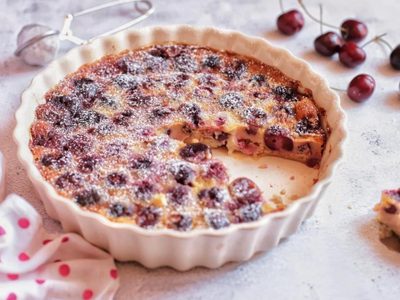 Clafoutis de cerezas: la receta francesa que parece sofisticada, pero es tan fácil que la hacés sin esfuerzo