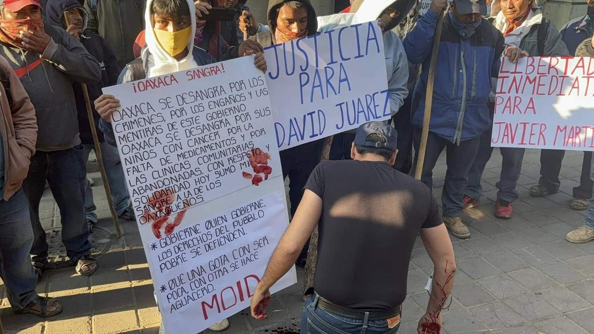 David Jiménez, dirigente del MOID se desangró frente al Palacio de Gobierno y plasmó sus manos en pancarta