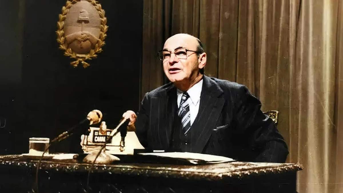 El ministro Rodrigo anunciando las medidas.