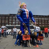 Repudian sindicatos reformas de Peña y claman por alza al minisalario