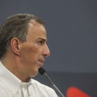 El INE ordena bajar espots que señalan a Meade por un desvío de más de 6 mil mdp