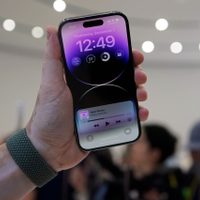 Pareja vende a su bebé para comprar un iPhone 14 y convertirse en influencers