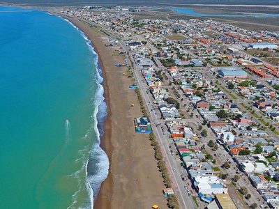 Chubut: intentó robar los cables de un poste de luz y quedó colgado por dos horas