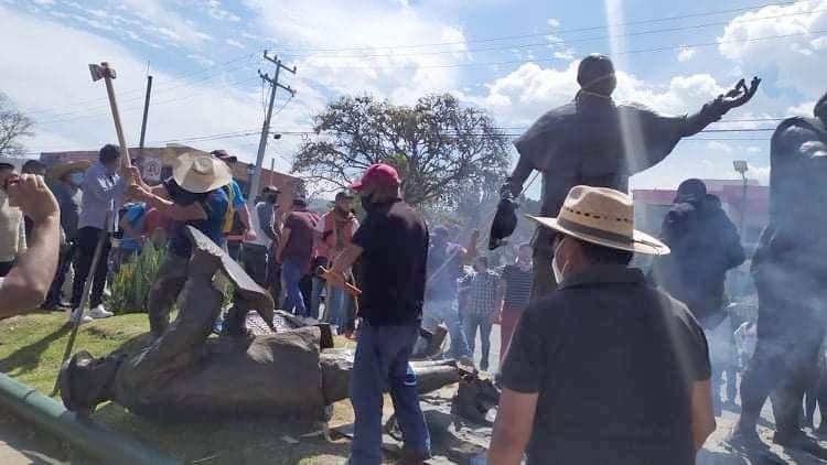 Derribo de la escultura