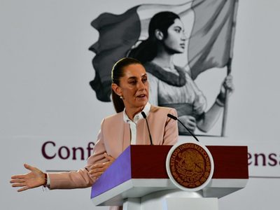 Sheinbaum acusa al embajador Ken Salazar de tener "disparidad de declaraciones"