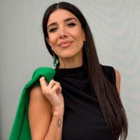 Andrea Rincón apuesta al rojo fuego para una prenda que es un must have en este otoño