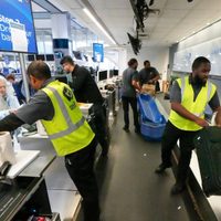 EU emite normas para obligar a aerolíneas a dar reembolsos en efectivo por vuelos demorados