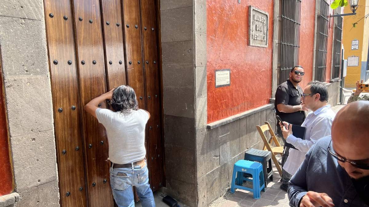 Cerrajero abre la entrada al Museo Nacional del Tequila en Jalisco