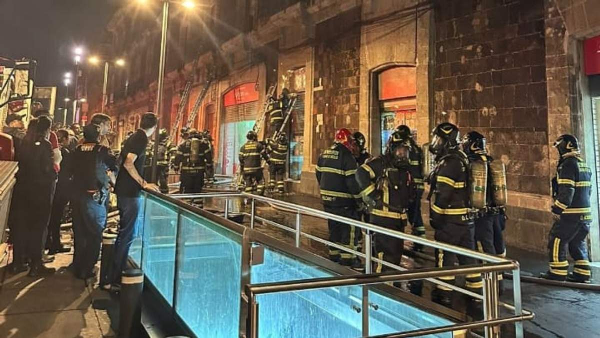 Bomberos combaten el incendio en el Centro Histórico de la CDMX