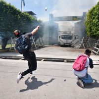 En segundo día de acciones, normalistas de Ayotzinapa atacan el 27 Batallón de Infantería en Iguala