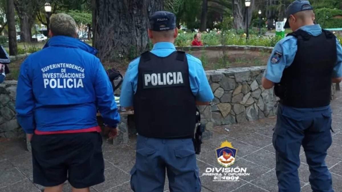 Venta de drogas en una plaza de San Martín de los Andes. Fuente: (Policía de Neuquén)