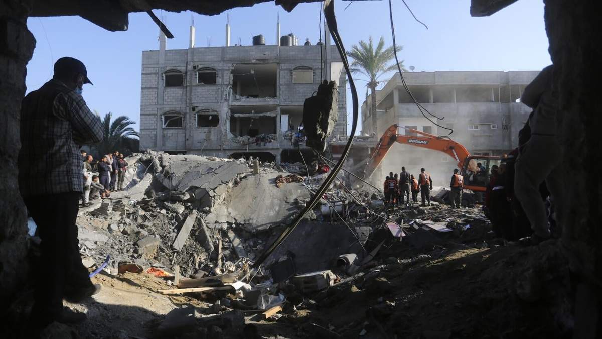 Palestinos buscan sobrevivientes tras el bombardeo israelí en la Franja de Gaza, fuera de una morgue en Rafah