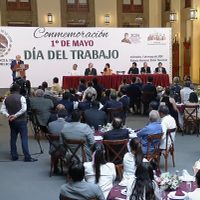 “Los pobres nunca traicionan”, dice AMLO en comida con más de 100 líderes sindicales