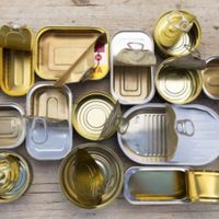 Con latas de atún, creá esta tabla organizadora súper chic para llevar a otro nivel tus picadas
