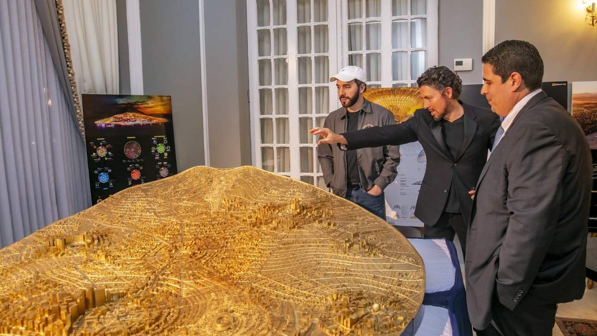 El presidente Bukele observa una maqueta de la ciudad realizada con la divisa