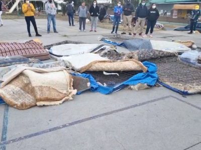 Damnificados de Tula queman colchones donados; tenían sangre y orina